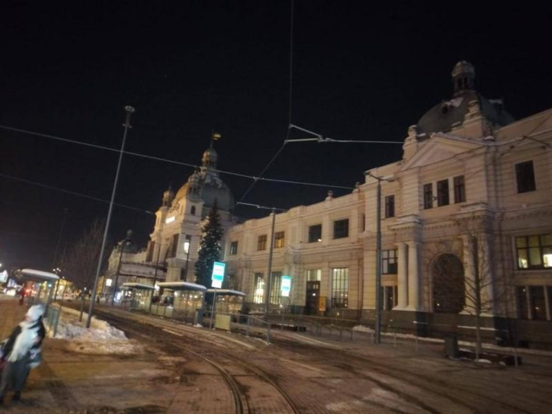На залізничному вокзалі у Львові зменшили яскравість зовнішнього освітлення.