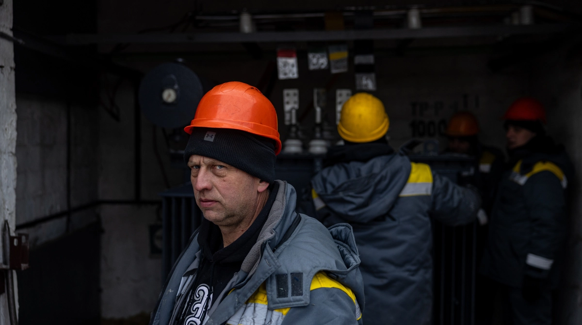 Я бачу світло тільки на роботі - вдома його немає. Як у Києві енергетики відновлюють електропостачання у квартирах.