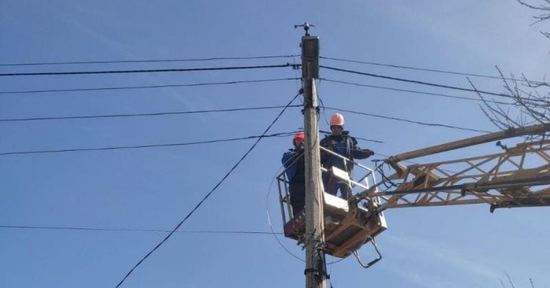 Внаслідок обстрілів без електрики залишилися споживачі в шести областях. У деяких регіонах введено аварійні відключення. -- Delo.ua