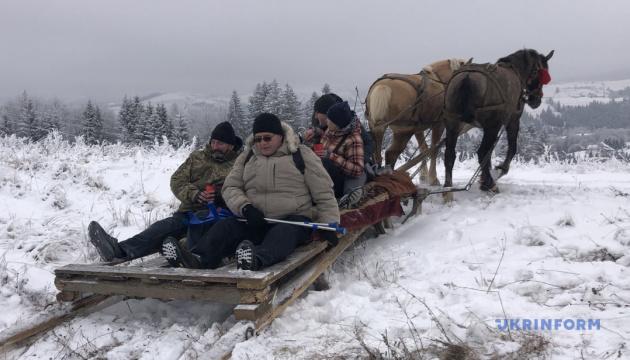 Як військовослужбовці, що проходять реабілітацію, насолоджувалися катанням на лижах по засніженим схилам Буковини.