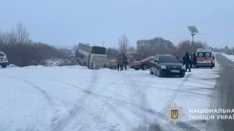 У Львівській області автобус з'їхав у кювет, внаслідок чого троє жінок-пасажирок були доставлені до лікарні.