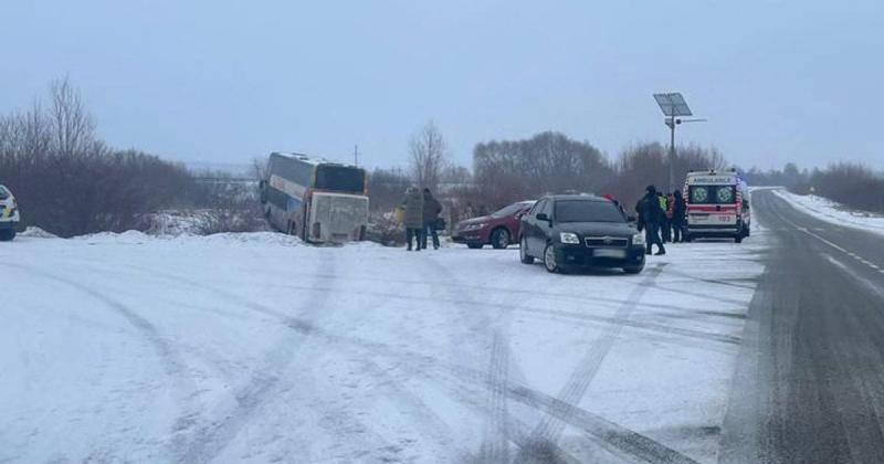 Двоповерховий автобус зійшов з маршруту неподалік Львова, внаслідок чого постраждали люди (фото)