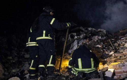 У Дніпропетровській області внаслідок авіаудару частково пошкоджено під’їзд житлової будівлі. Є ймовірність, що під уламками можуть перебувати люди.