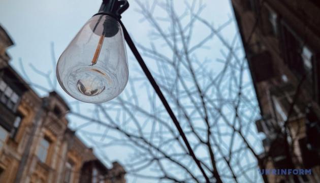 У чотирьох регіонах України спостерігається відключення електроенергії у споживачів внаслідок обстрілів з боку Росії.