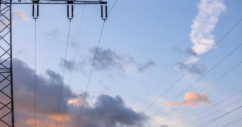 У деяких регіонах запроваджено аварійні відключення електроенергії, внаслідок чого без світла залишились споживачі в шести областях. -- Delo.ua