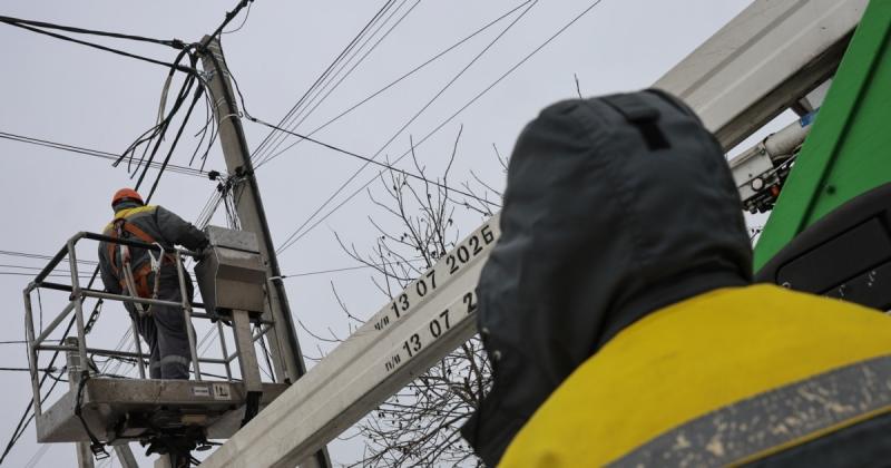 Міністерство енергетики повідомило, що внаслідок обстрілів з боку Росії в трьох регіонах спостерігаються перебої з електропостачанням.
