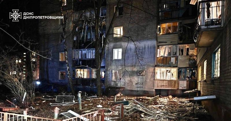 У Дніпропетровській області під уламками було виявлено тіло загиблої жінки, кількість поранених зросла, повідомляють представники влади.