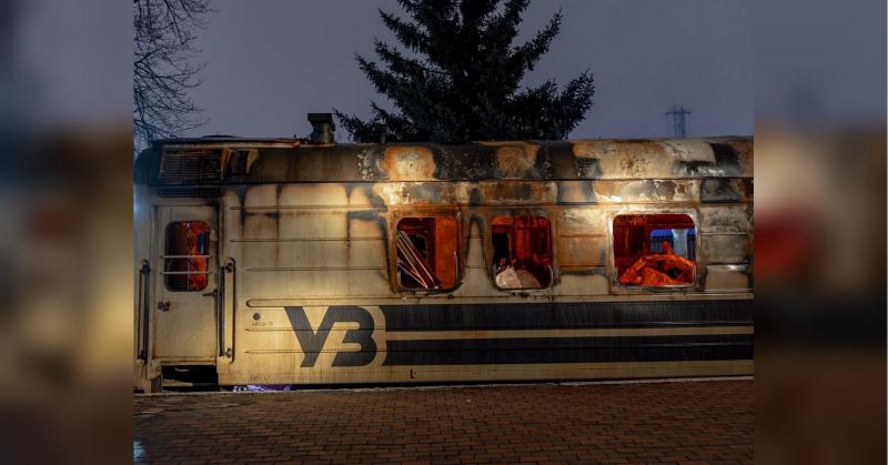 Нічна дронова атака: зруйновані житлові будівлі, електровоз на залізниці та автомобіль служби порятунку (фото)