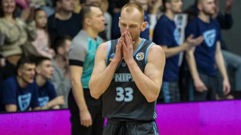 На початку я обійняв свою дружину: у Дніпрі внаслідок російської атаки постраждала квартира гравця баскетбольного клубу Дніпро Закурдаєва.