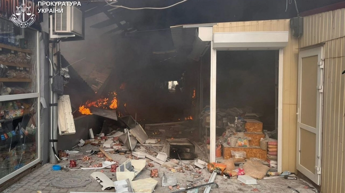 Окупантські сили здійснили напад на ринок у Нікополі: 5 людей загинули, близько 20 отримали поранення.