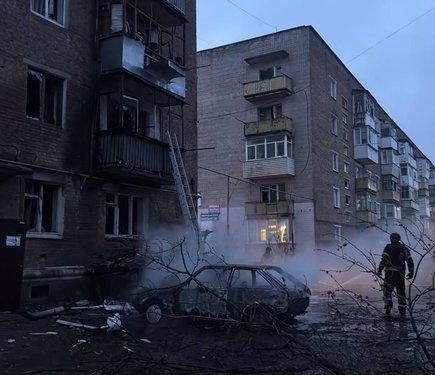 У нічний час Російська Федерація випустила 128 безпілотників, і один з них вдарився в п’ятиповерхову будівлю в Конотопі.