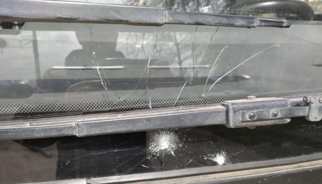 У Херсоні російські війська завдали удару безпілотниками по маршрутному таксі та легковому автомобілю, в результаті чого є постраждалі.