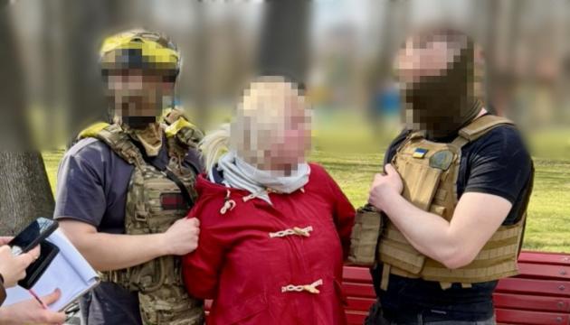Служба безпеки України затримала російську агента, яка в режимі реального часу координувала масований обстріл Харкова.
