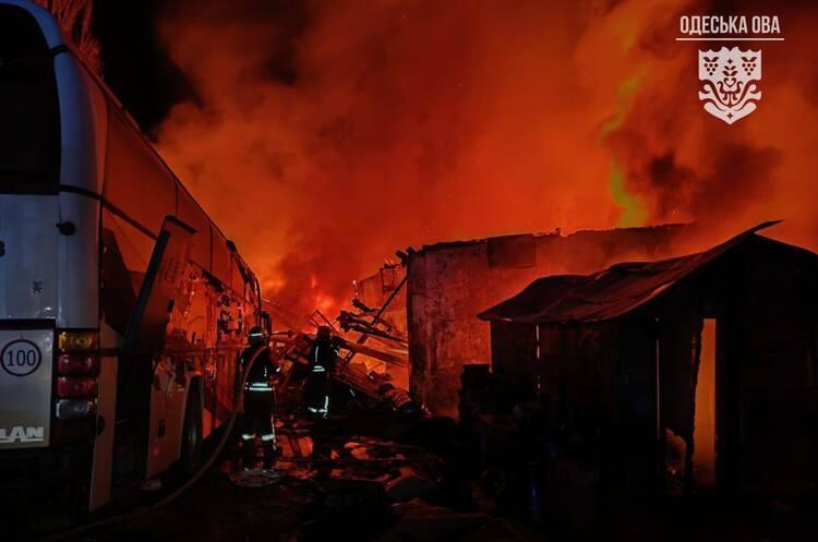 Російські війська вчинили напад на цивільні об'єкти та портову інфраструктуру південного регіону Одещини за допомогою безпілотників.