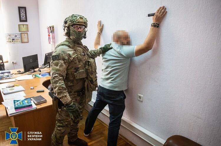 Контрольна область: митниця. Тисячі випадків мимо каси - ТОП-10 справ про контрабанду та корупцію за участю митних службовців.