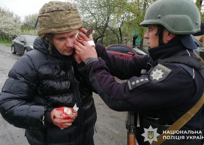 У Дніпропетровській області чоловік влаштував напад на п'ятьох правоохоронців, кинувши в них гранату.