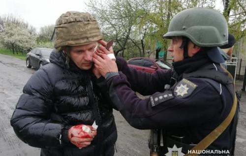 У Дніпропетровській області відбувся інцидент, коли чоловік кинув гранату в бік правоохоронців, внаслідок чого постраждали декілька осіб.