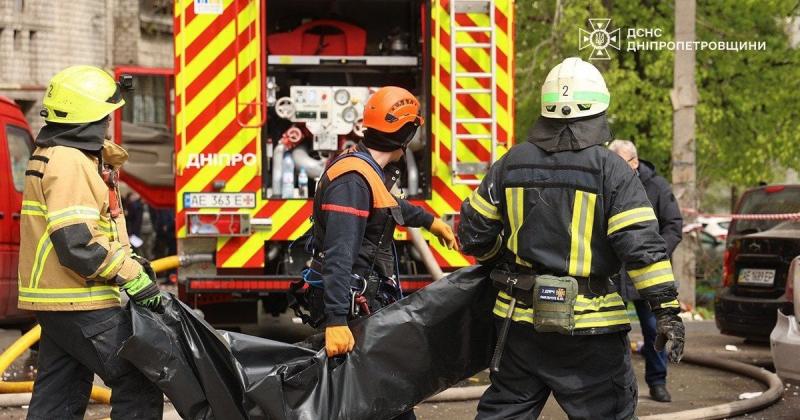 У Дніпрі з-під уламків вдалося витягти тіло дівчини: кількість жертв жахливого нападу Росії знову зросла.