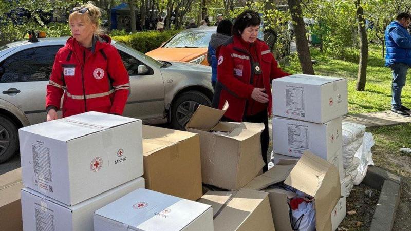 Волонтери Українського Червоного Хреста надають гуманітарну допомогу людям, які постраждали від російських безпілотників у Дніпрі.