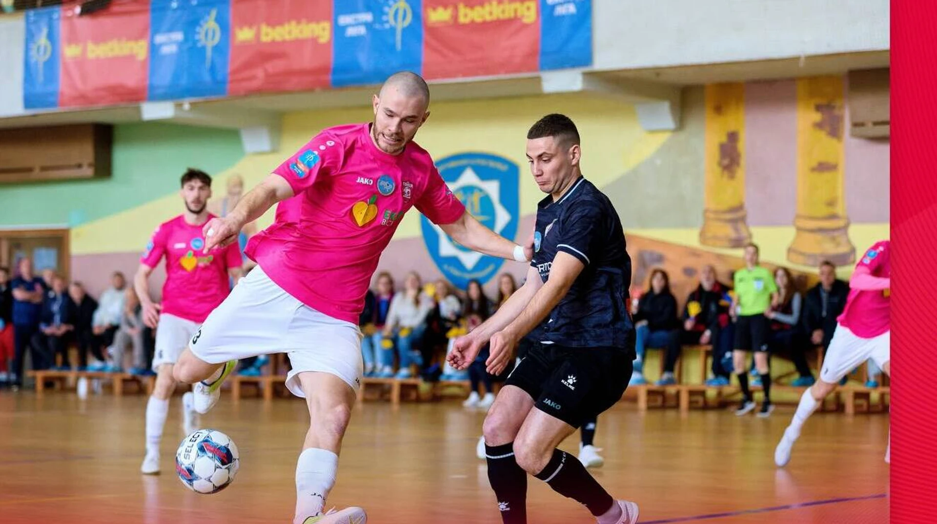 ХІТ здобув переконливу перемогу над Фурнітурою, а Сокіл у драматичному матчі з пенальті обіграв Ураган у стартовому раунді плейоф Екстра-ліги.