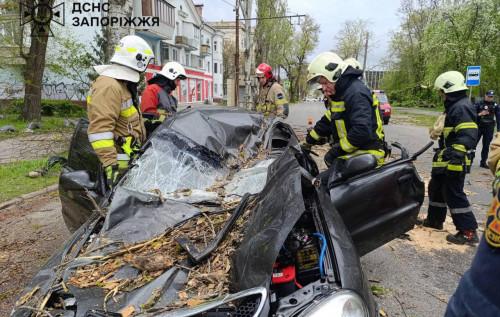 Найзначніші руйнування від сильного вітру спостерігались у Дніпропетровській, Хмельницькій та Київській областях, внаслідок чого загинуло троє осіб.