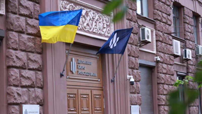 Державне бюро розслідувань виявило співробітників міграційної служби, які сприяли чоловікам у незаконному виїзді за межі країни.