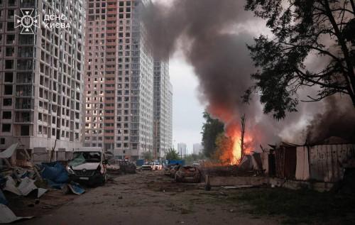У Києві, після обстрілів з боку РФ, зафіксовано пошкодження на більше ніж 20 об'єктах, повідомляє Кулеба. ФОТО.