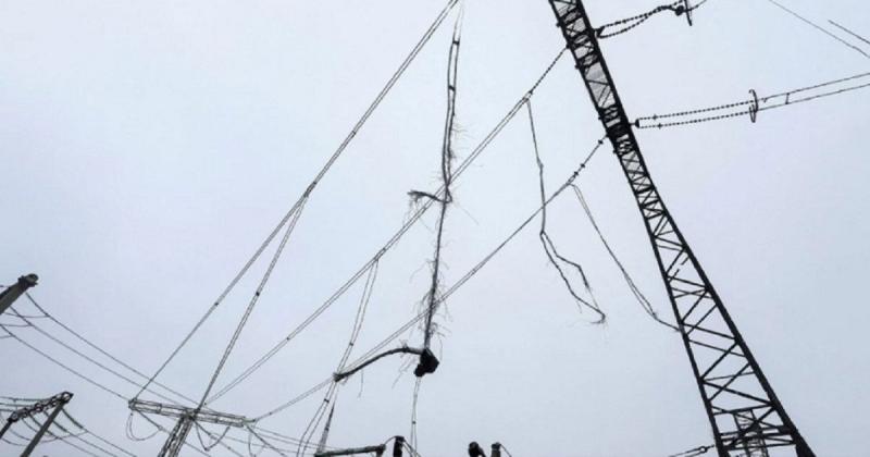 Внаслідок російських обстрілів без електропостачання опинилися споживачі в чотирьох регіонах, а також частина відключень викликана погодними умовами, повідомляє Укренерго.