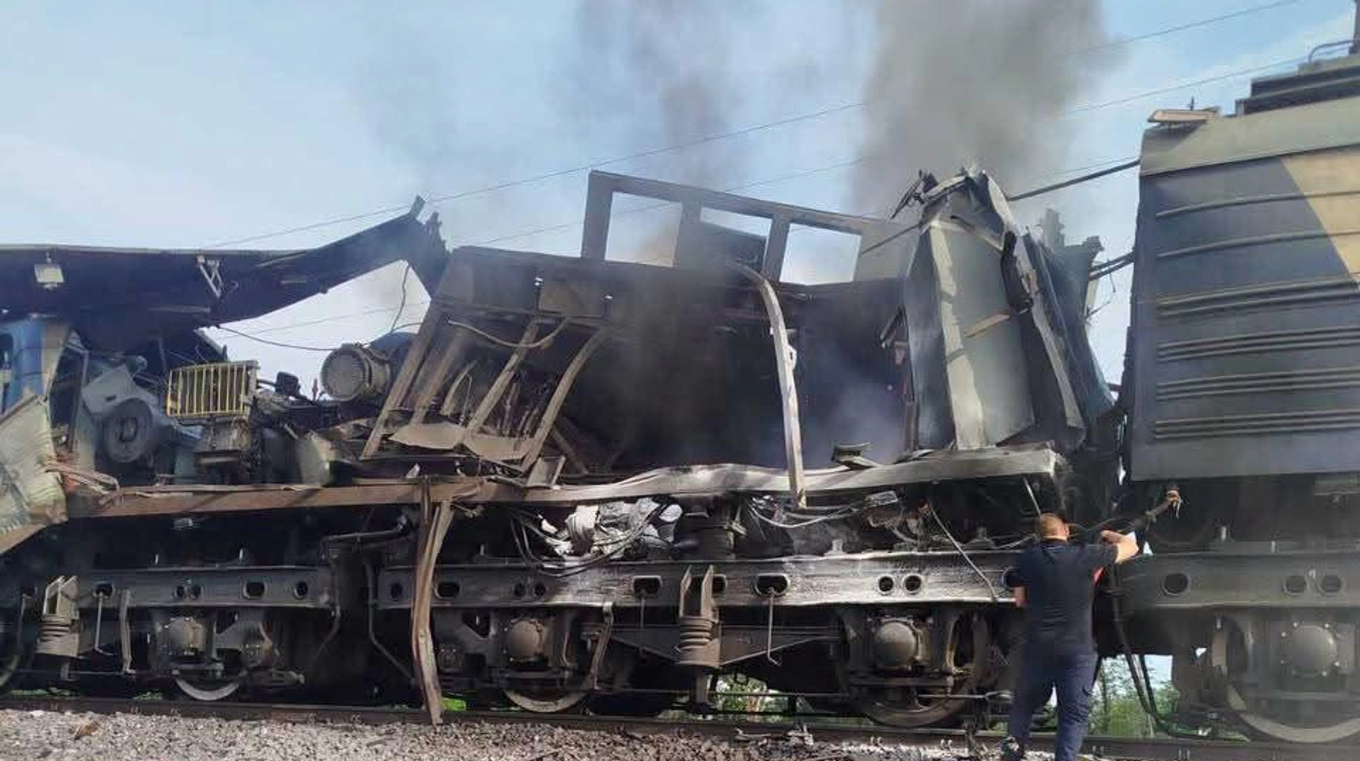 Дрон російських військ вразив локомотив потяга в Дніпропетровській області.