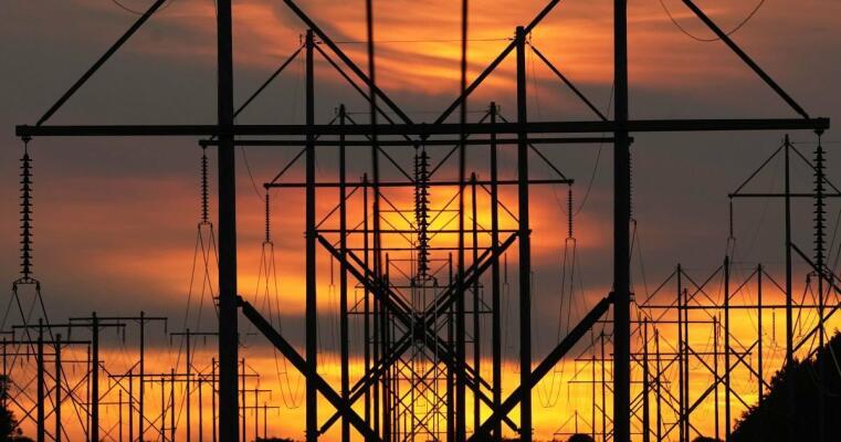 Після ударів з боку Росії понад тисяча мешканців Харківської області опинилися без електропостачання: енергетик отримав поранення.