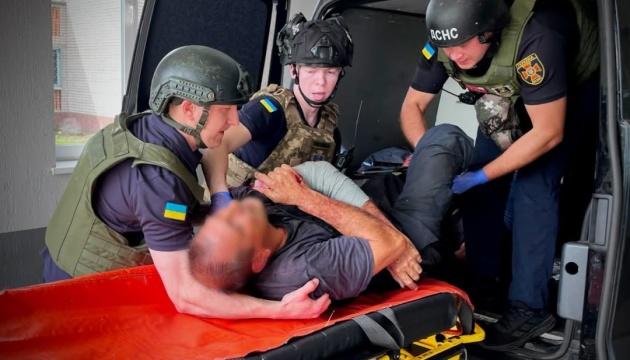 У Дніпропетровській області російські війська обстріляли рятувальників, які працювали над усуненням наслідків атаки, внаслідок чого троє людей отримали поранення.