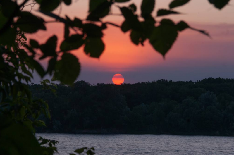 Сонячна погода з температурою до +30°C і сильні пориви вітру: у вихідні Україна виявиться поділеною на дві частини.