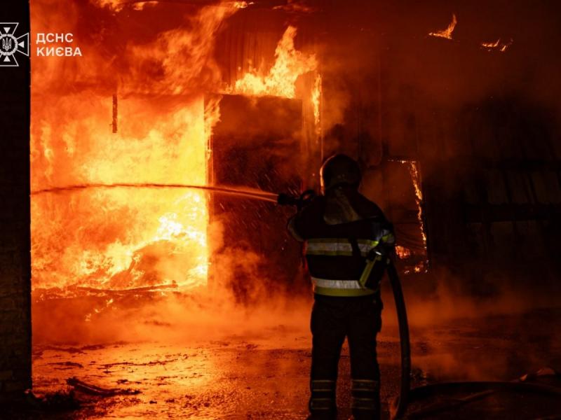 Вночі російські війська здійснили ракетний обстріл Києва: вогонь охопив три райони столиці (фото, відео)