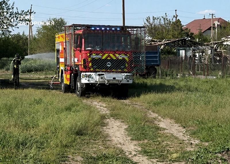 У Запоріжжі безпілотник атакував рятувальників, які боролися з вогнем.