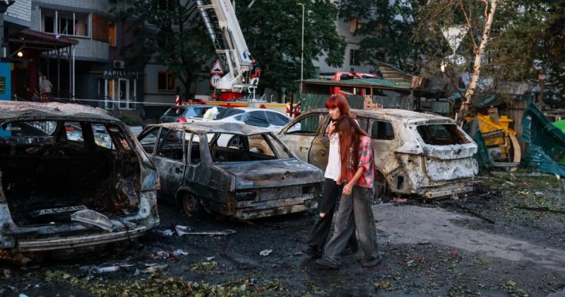 22-річний співробітник поліції загинув внаслідок нового удару з боку РФ у Києві, повідомляє Патрульна поліція.