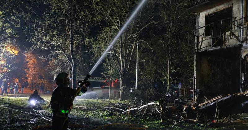 Російські війська здійснили напад на склади в Броварах, внаслідок чого одна особа загинула, а кількість поранених зросла до трьох, повідомляють місцеві влади.
