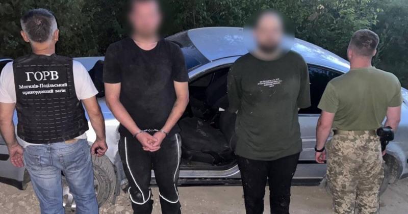Два чоловіки спробували незаконно перетнути кордон з Молдовою, атакуючи прикордонника, повідомляє Державна прикордонна служба України.