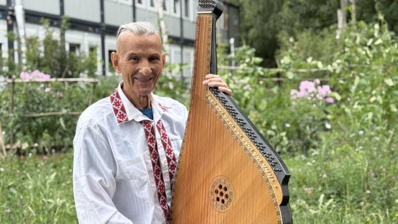 50 років з бандурою: історія 85-річного переселенця, який виступає в львівському притулку - Новини Твоє місто