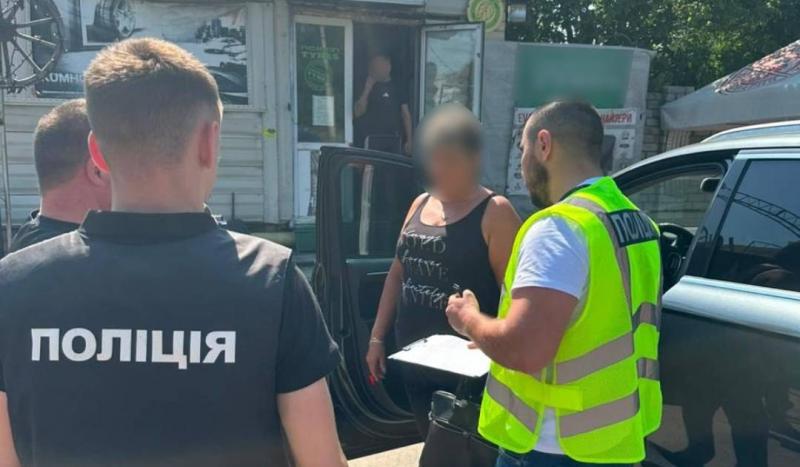 У Харківській області було затримано жінку, яка займалася розповсюдженням психотропних речовин.