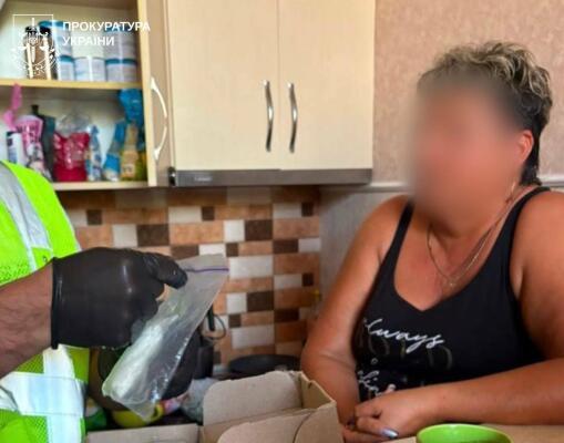 Заховувала психотропні речовини в шампунях та упаковках чаю: у Харкові затримали 51-річну жінку.