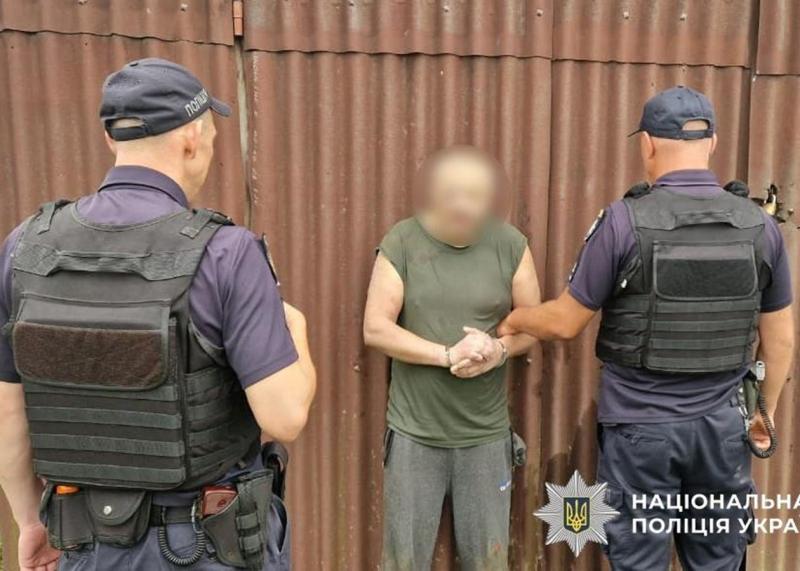 У Буковині правоохоронці затримали чоловіка, що завдав поранення двом поліцейським.