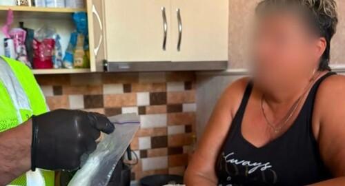 Посилки з несподіванками: харків'янку затримали за розповсюдження психотропних речовин по території України.