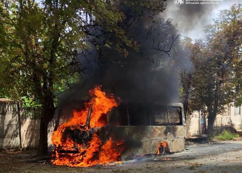 Російські війська здійснили напад на пасажирський автобус у Нікополі, внаслідок чого загинув водій.