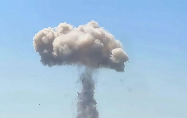 Росія здійснила масштабний напад на Україну, внаслідок чого є жертви; безпілотник потрапив у пасажирський потяг.