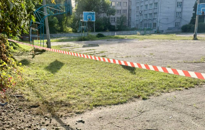 Окупанти завдали шкоди шкільному стадіону в Дніпрі в перший день нового навчального року.