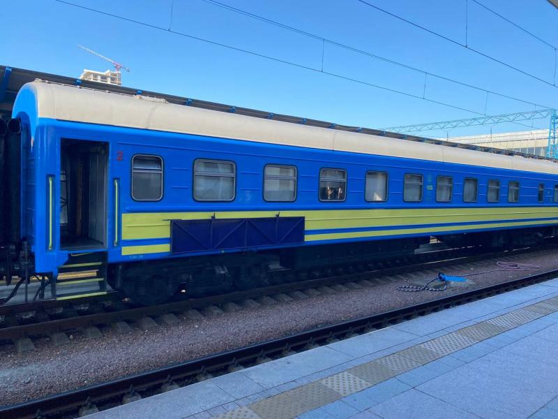 Дрон російських військ атакував поблизу поїзда Одеса — Дніпро: всі пасажири були евакуйовані вчасно та врятовані.