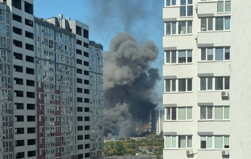 Дрон здійснив падіння на території складу поруч із житловим комплексом 