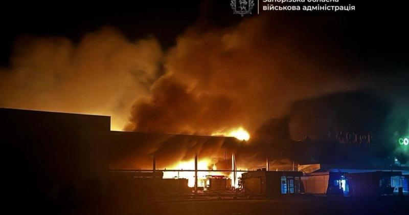 Російська армія завдала удару по торговому центру в Запоріжжі, що призвело до великої пожежі.