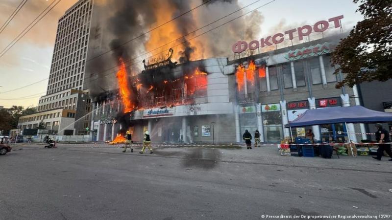 Росія завдала удару по ТЦ в Дніпрі, є постраждалі.
