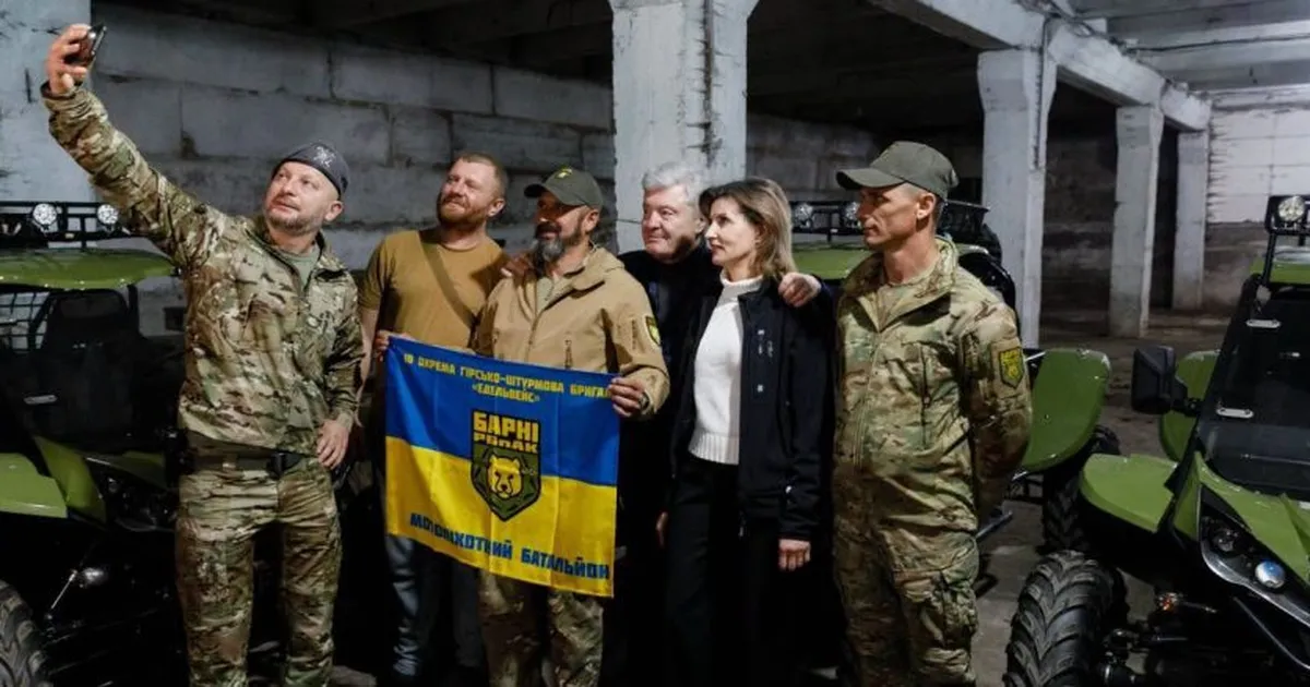 Серед своїх: Порошенко на день свого народження подарував військовим чотири десятки легких позашляховиків типу багі.